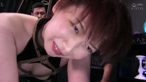 室内 · 微笑 · 跪姿 · 面部特写 · BDSM · 黑色束缚衣 · 麻绳 · 绳艺束缚