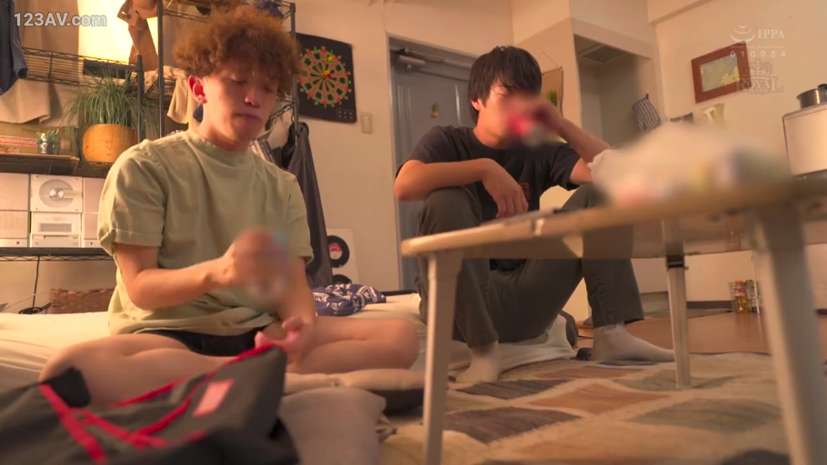 全景 · 自然 · 盘腿坐 · T恤 · 非色情场景 · 飞镖盘 · 日常交谈 · 公寓客厅