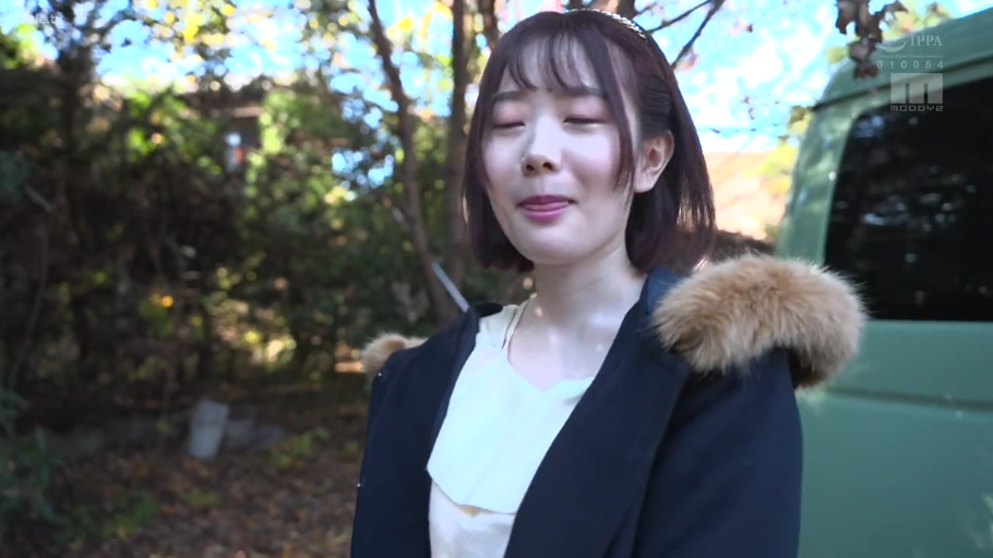 站立 · 微笑 · 上半身特写 · 户外 · 短发 · 汽车 · 吐舌头 · 毛领大衣