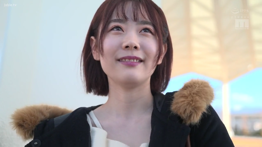 臉部特寫 · 户外 · 抬头 · 毛領大衣