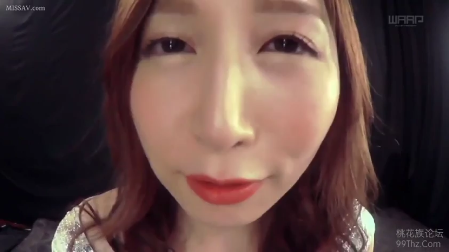 室内 · 脸部特写 · 微笑 · 注视 · 靠近镜头 · 鱼眼镜头 · 亮片裙