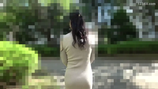 站立 · 行走 · 户外 · 背影 · 重度马赛克 · 米色紧身连衣裙