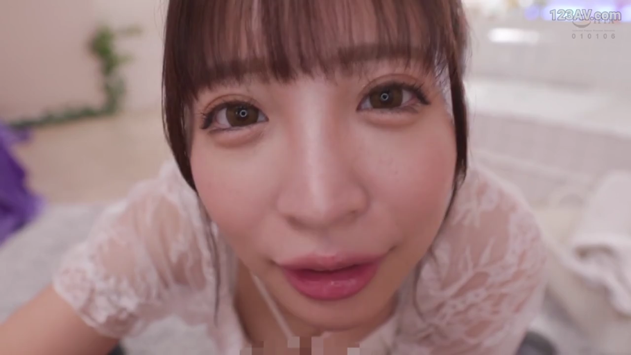 站立 · 中景 · 平静 · 交流 · 户外 · 口罩 · 大衣 · 街头