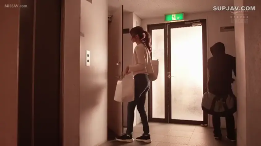 站立 · 开门 · 平静 · 远景 · 走廊 · 运动鞋 · 购物袋