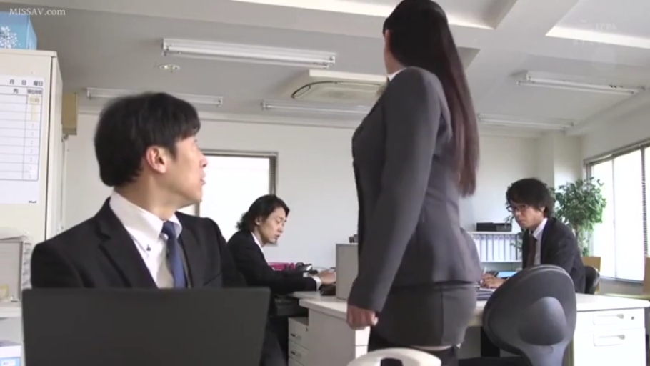 办公室 · 站立 · OL装 · 臀部 · 走动