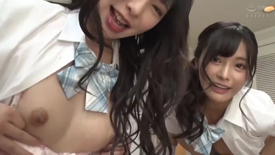 室内 · 胸部 · 俯身 · 校服 · 展示 · 微笑 · 双人 · 领结