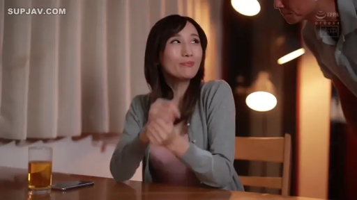 Sitting Posture · Conversation · Smile · 近景 · 餐厅 · Water cup · 灰色开衫 · 熟女人妻