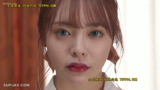 室內 · 嚴肅 · 臉部特寫 · 白襯衫 · 注視 · 正面