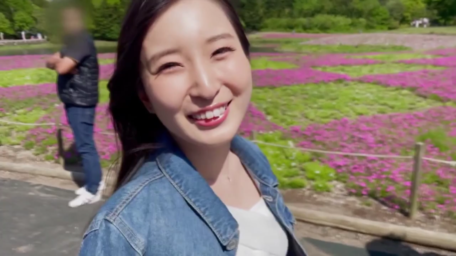 Stand · 长发 · 头部特写 · 户外花园 · 牛仔外套 · Stare at the lens · Radiant Smile