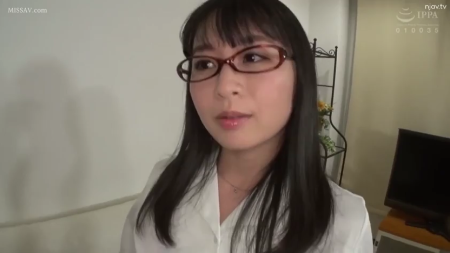 室内 · 眼镜 · 站立 · 平静 · 白色衬衫 · 注视 · 近景 · 知性风