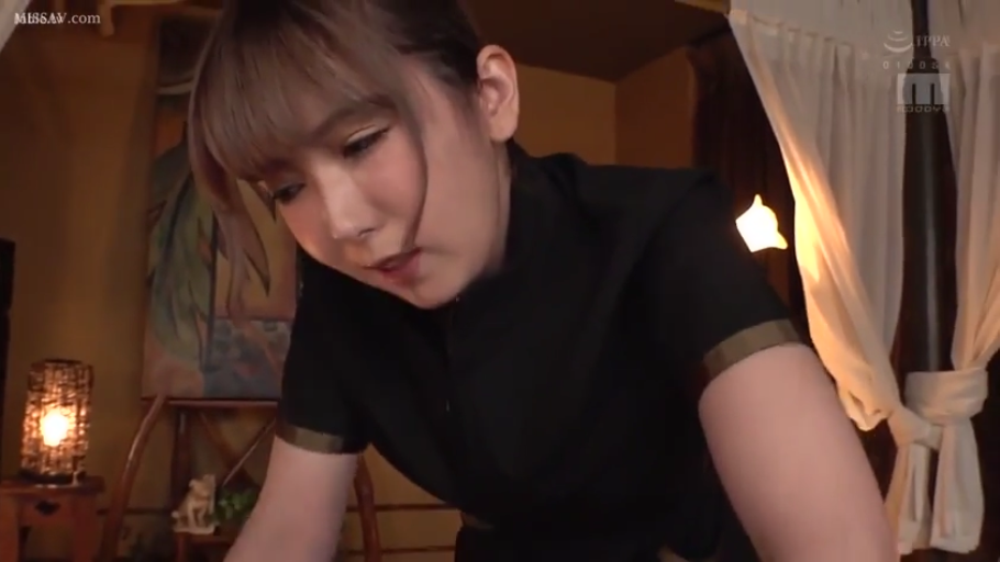 室内 · 俯身 · 平静 · 台灯 · 面部特写 · 注视 · 黑色制服 · 背景模糊