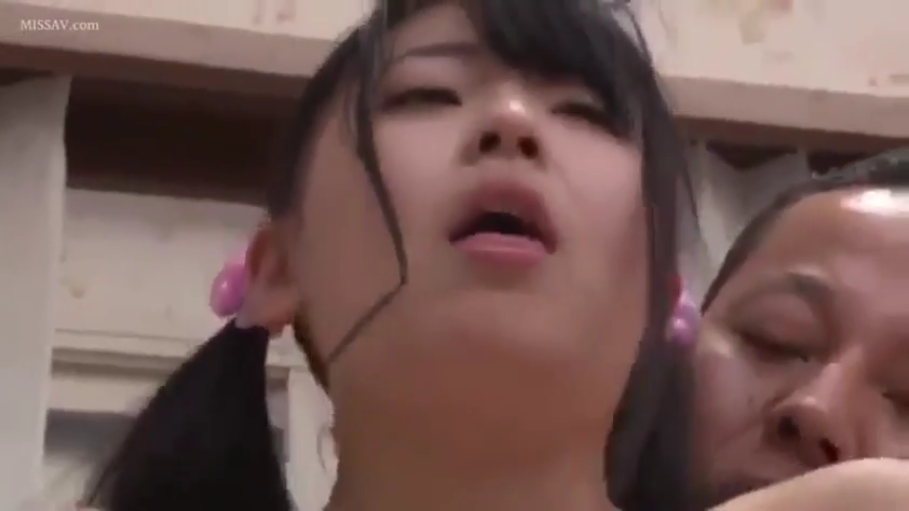 全裸 · 卧室 · 愉悦 · 枕头 · 仰卧 · 抚摸 · 露点 · 乳房特写
