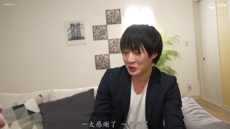 室内 · 坐姿 · 单人 · 沙发 · 微笑 · 半身 · 谈话 · 白T恤