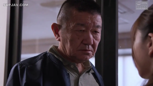 室内 · 严肃 · 站立 · 面部特写 · 对视 · 大叔 · 夹克衫