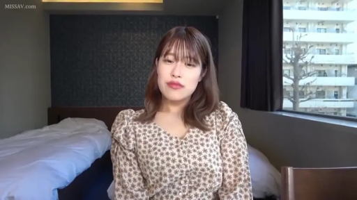 坐姿 · 面部 · 床 · 酒店房间 · 自然 · 碎花裙 · 采访 · 生活感