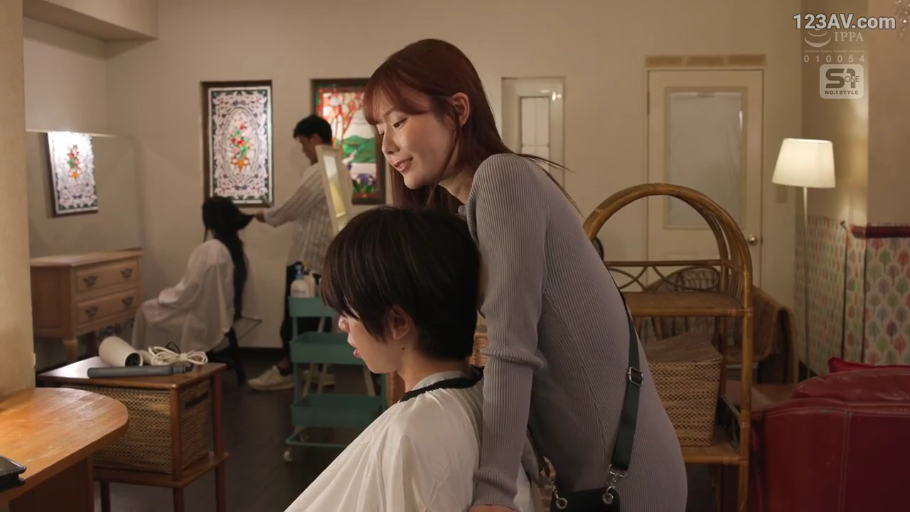 室内 · 交谈 · 面部 · 俯身 · 微笑 · 灰色上衣 · 理发披肩 · 情景模拟