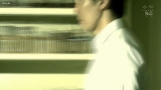 Indoor · Serious · Close-up of the face · Stare · 连帽衫 · 正面 · 暗光