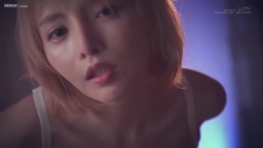 室内 · 俯身 · 脸部特写 · 迷离 · 白色背心 · 注视 · 短发