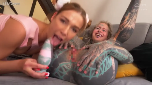 人体彩绘 · 趴卧 · 室内沙发 · 纹身 · 性玩具 · 玩弄道具 · 面部及道具 · 兴奋狂笑