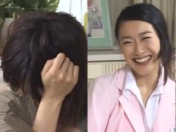 室内 · 开怀大笑 · 白色翻领内搭 · 女子脸部特写