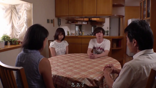 坐姿 · 交谈 · 严肃 · 桌子 · 剧情 · 餐厅 · 休闲服