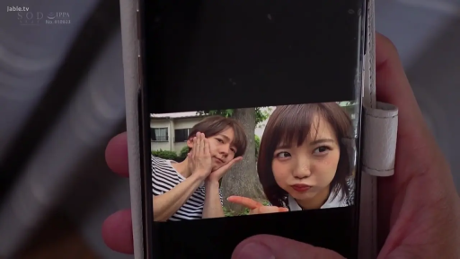 脸部特写 · 手机 · 条纹衫 · 户外 · 自拍 · 托腮 · 卖萌