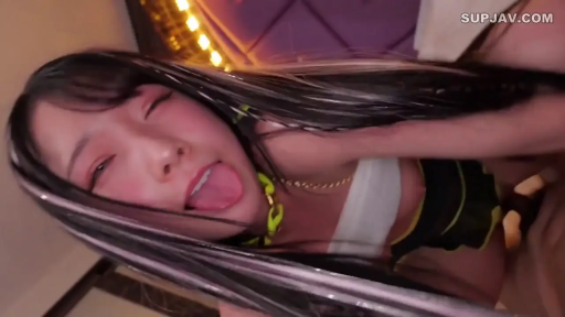 室内 · 脸部特写 · 露脐装