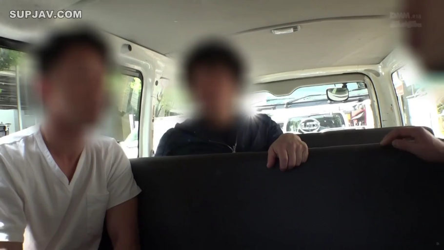 坐姿 · 聊天 · 车内 · 休闲服 · 模糊 · 采访