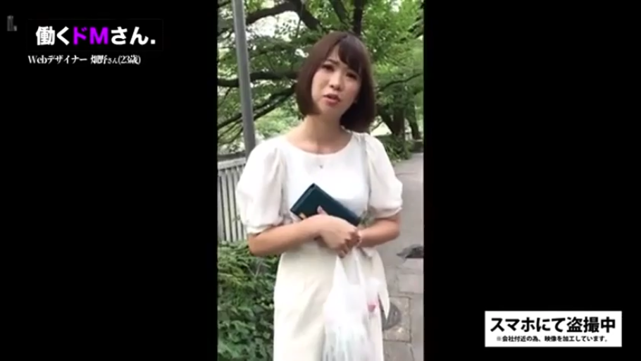 站立 · 中景 · 自然 · 户外 · 白色连衣裙 · 手包 · 站立交谈 · 街拍素人