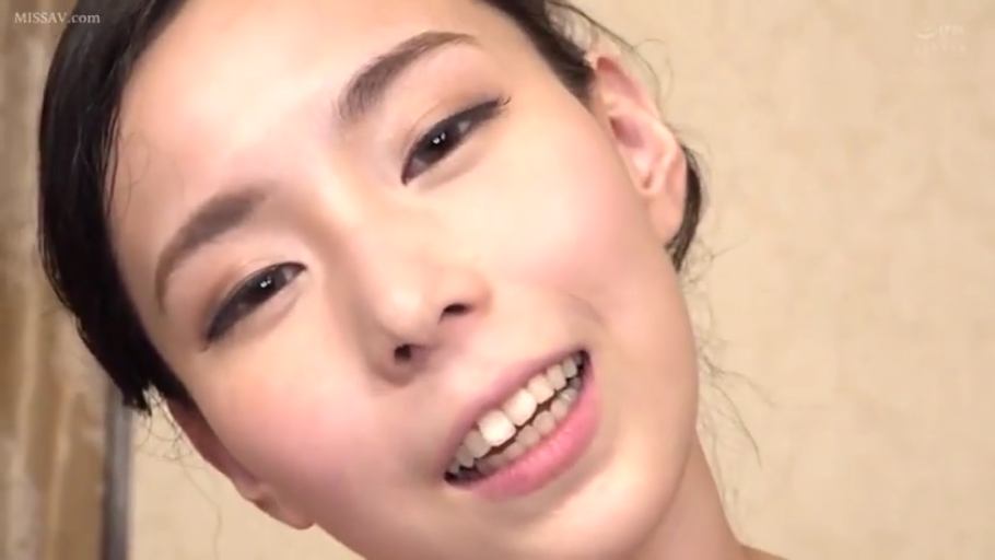 Indoor · Close-up of the face · Eye contact · 歪头 · Asian women · 裸肩 · 露齿笑