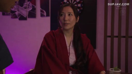 室内 · 坐姿 · 沉思 · 半身 · 亚洲女性 · 红色和服 · 飞镖盘 · 落寞