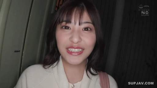 站姿 · 平静 · 顔のクローズアップ · 注視 · ニットセーター · 门口 · 夜间 · 背带