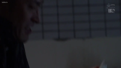 室内 · 低头 · 凝视 · 侧脸特写 · 黑色衣服