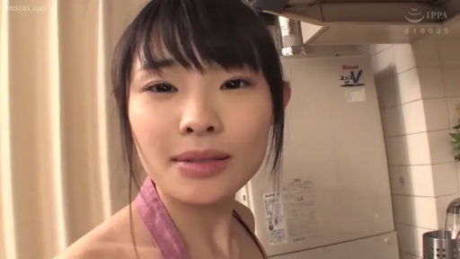 面部 · 站立 · 平静 · 注视 · 厨房 · 围裙 · 冰箱 · 裸体围裙