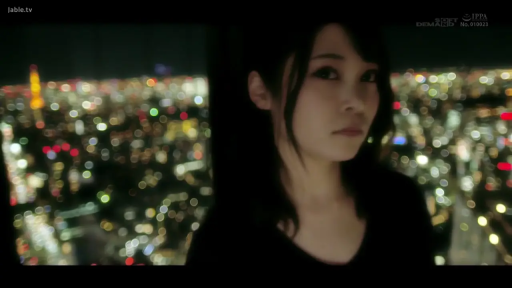 站立 · 平静 · 上半身 · 夜景 · 黑色短袖 · 静的 · 观景台