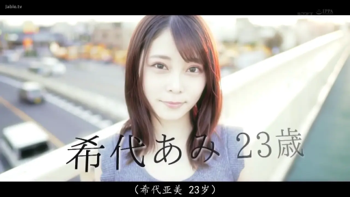 介绍 · 正面に立って · 人像摄影 · 灰色针织背心 · 上半身近景 · 恬静微笑 · 城市天桥 · 姓名文字水印