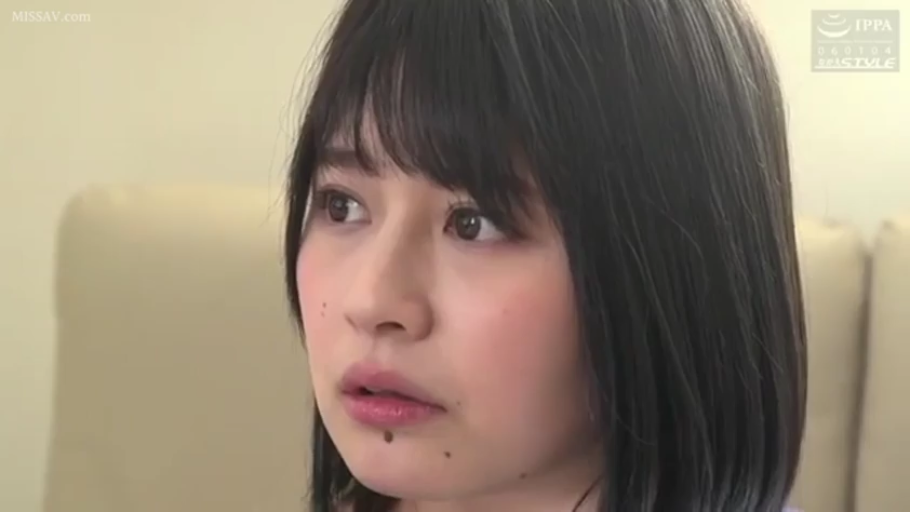 室内 · 坐姿 · 面部 · 平静 · 休闲装 · 凝视 · 剧情向