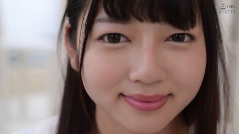 室内 · 脸部特写 · 白色上衣