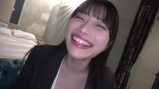 脸部特写 · 酒店房间 · 西装 · 正对镜头