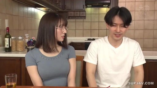 坐姿 · 眼镜 · 巨乳 · 中景 · 微笑 · 交流 · 厨房 · 紧身衣