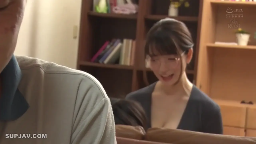 座り姿勢 · メガネ · 胸部のクローズアップ · 巨乳 · リビング · 开心 · 说笑 · 灰色深V上衣