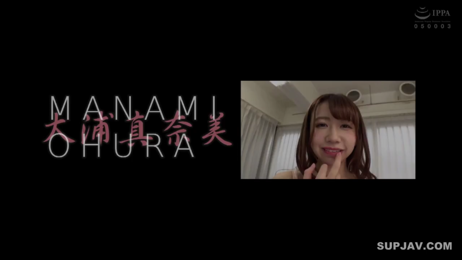 室內 · 面部特寫 · 甜美微笑 · 窗簾 · 女优姓名 · 正对面部 · 手指触唇 · 无袖