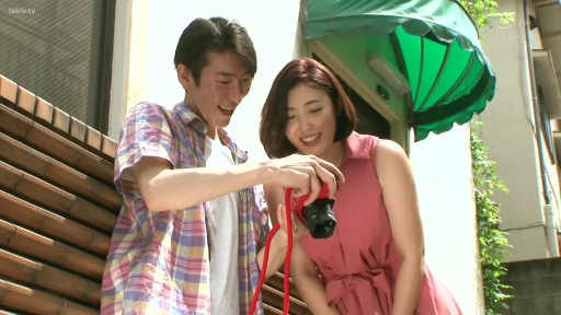 中景 · 站姿 · 户外 · 笑容 · 熟女 · 粉色连衣裙 · 数码相机 · 看相机