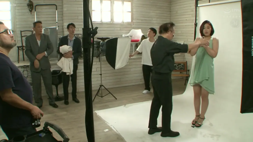 站立 · 全景 · 平静 · 绿色连衣裙 · 摄影棚 · 调整 · 反光板 · 幕后花絮