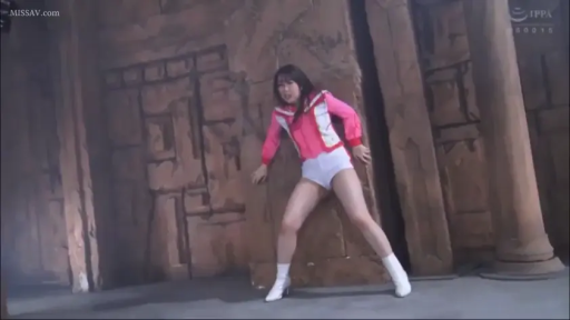 全身 · 角色扮演 · 對峙 · 緊張 · 粉色战队服 · 遗迹 · 战斗姿态 · 道具武器