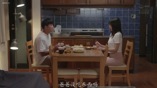 Sitting Posture · 专注 · Medium shot · 餐厅 · 进食 · Male · White T-shirt · 餐具