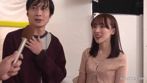 室内 · 站立 · 半身 · ニットセーター · 惊讶 · インタビューを受けます · マイク · 街采风格