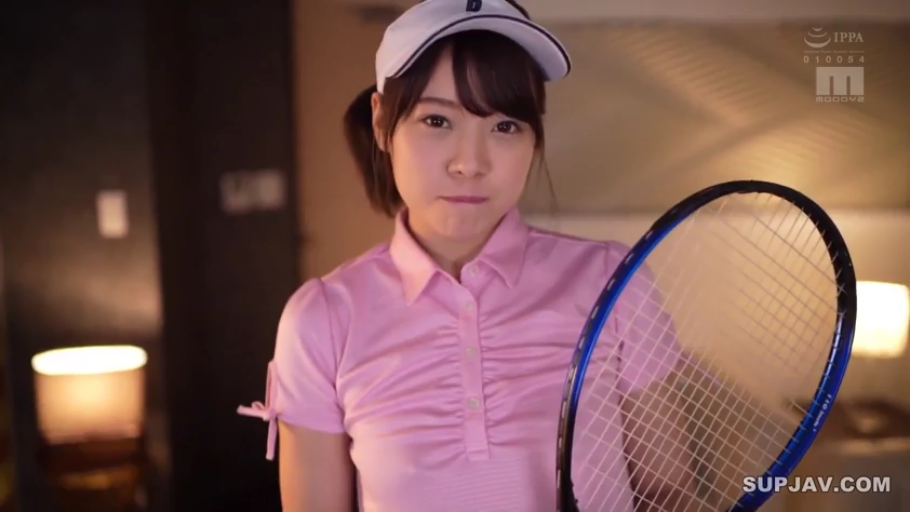 室内 · 上半身 · 持拍站立 · 粉色网球服