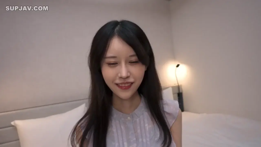 Sitting Posture · Bedroom · Half-body · 无袖衬衫