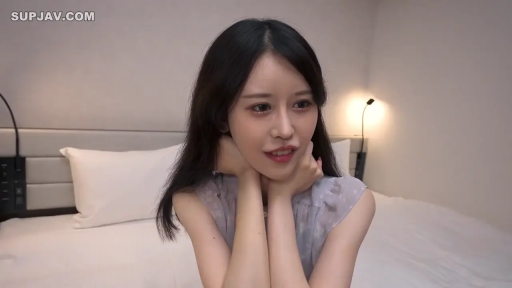 坐姿 · 卧室 · 床铺 · 微笑 · 面对镜头 · 近景 · 单人女 · 无袖碎花上衣